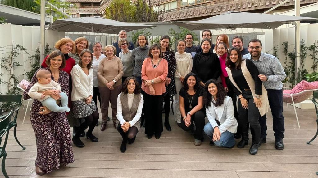 Ana Martínez, flanqueada por sus compañeros del grupo de investigación del CIB-CSIC que lidera.