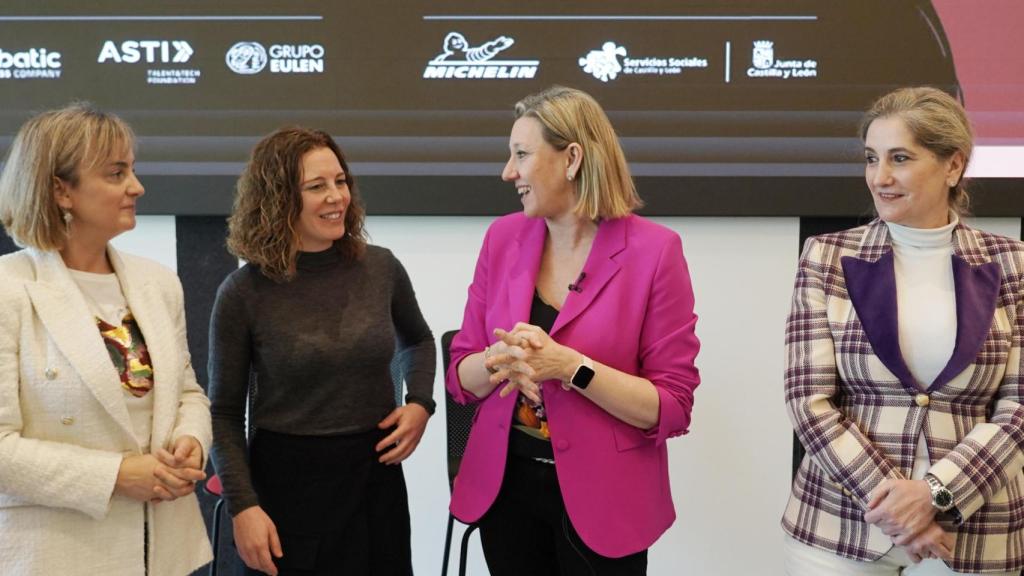 Silvia García, María Barreal, Isabel Blanco y María Paz Robina charlan tras el foro de Execyl