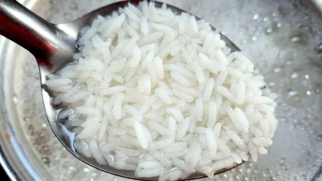 Cociendo arroz blanco.