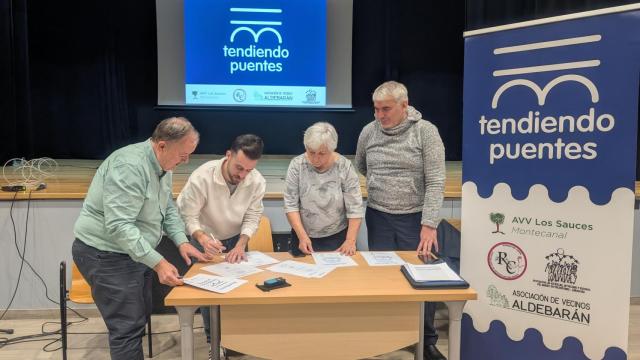Los portavoces de las asociaciones vecinales en la reunión de este viernes.