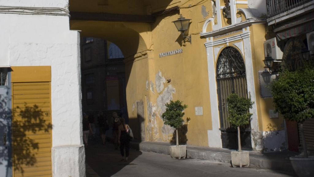 Única puerta de la muralla árabe.