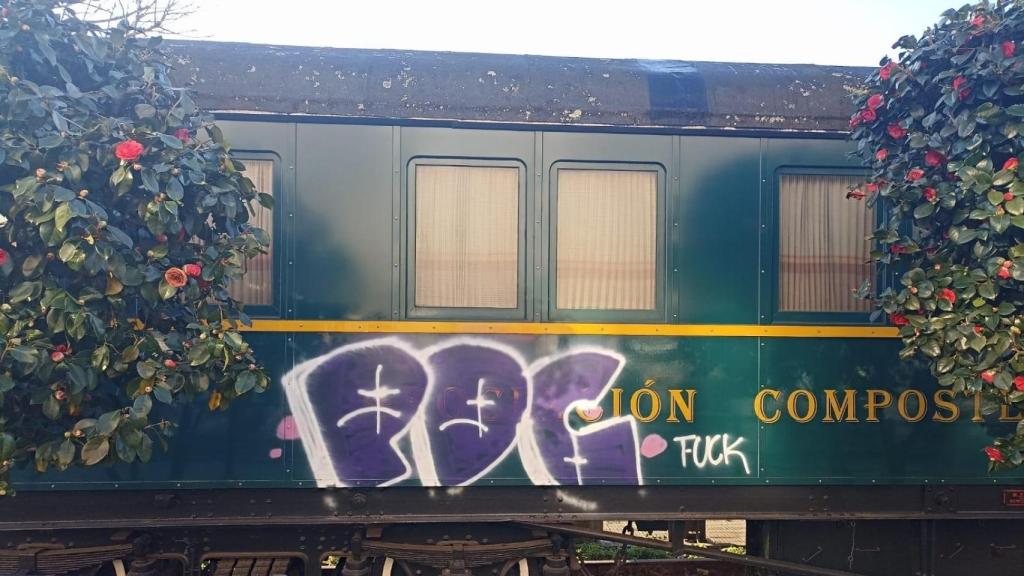 La pintada que apareció hace unos días en el Vagón Verderón, sede de la Asociación Compostelana de Amigos do Ferrocarril.