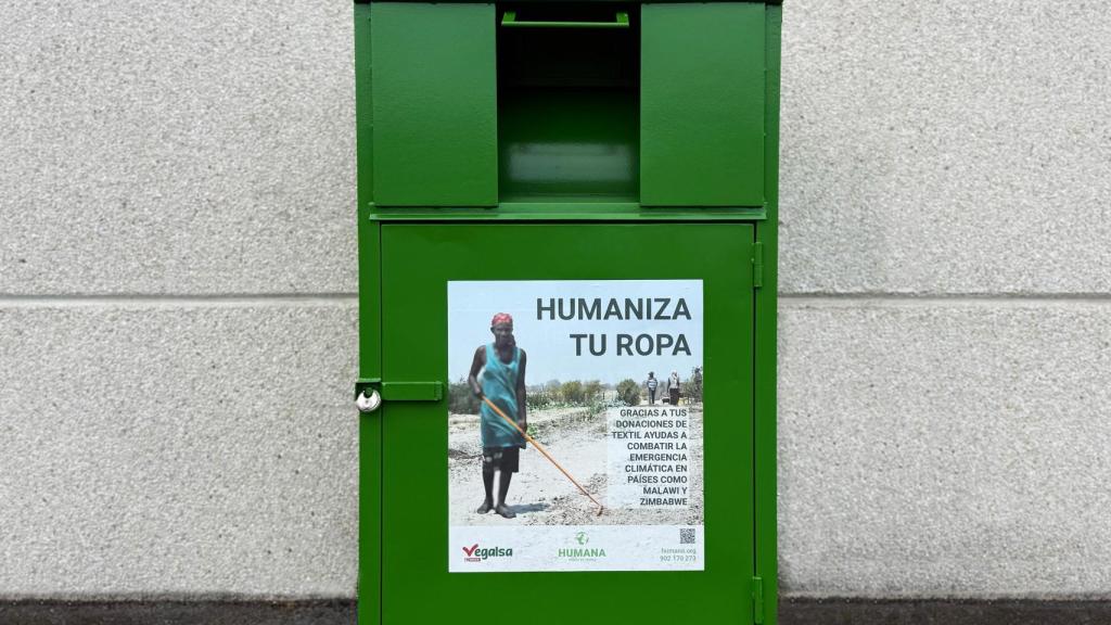 Un contenedor de Humana en un establecimiento de Vegalsa-Eroski.