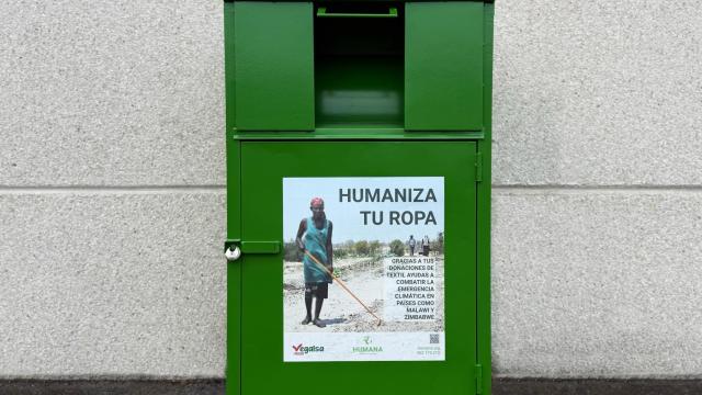 Un contenedor de Humana en un establecimiento de Vegalsa-Eroski.
