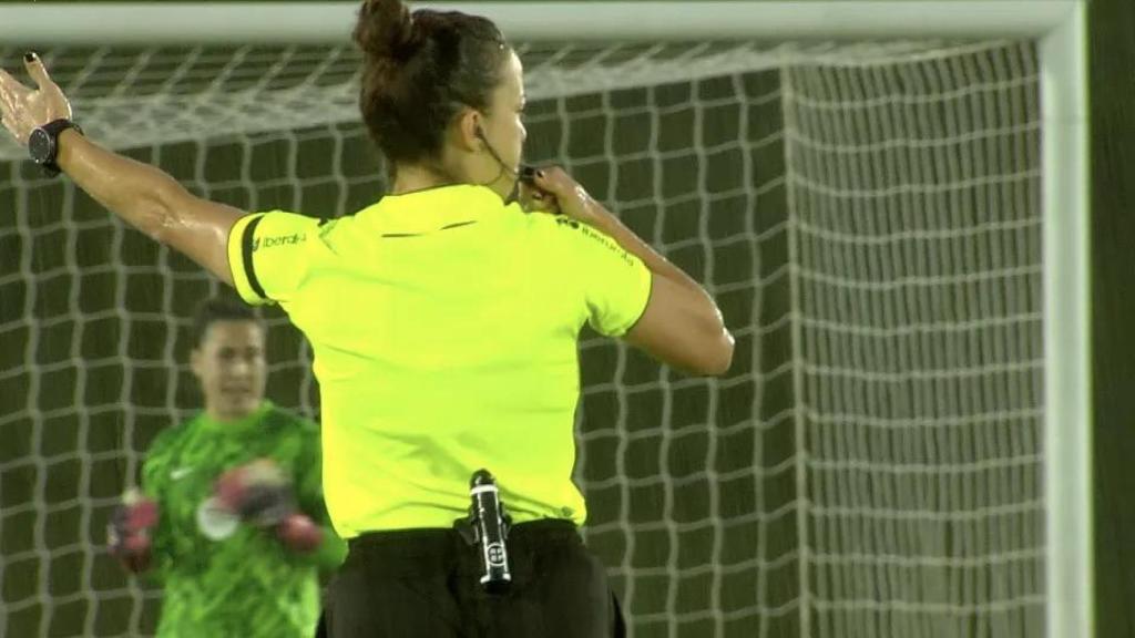 Marta Huerta de Aza, con el brazalete negro en la semifinal de la Copa de la Reina