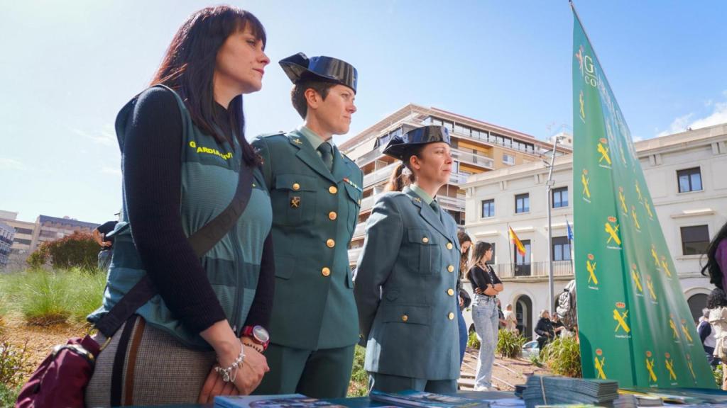 Agentes del UMUME y del Equipo @ en el acto del 8 M en la Subdelegación de Gobierno de Alicante el pasado viernes.