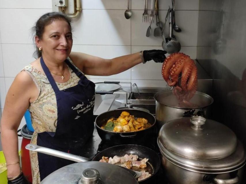 Maite Quintáns prepara pulpo y otros platos en O Rueiro.