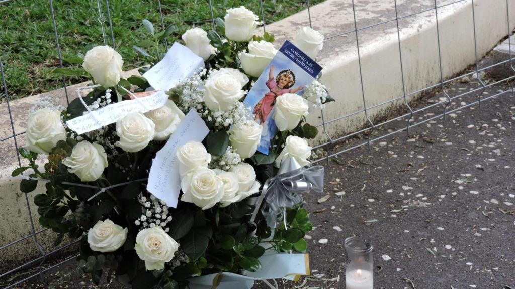 Arreglo floral en memoria de Isaac, fallecido este lunes en el Carnaval de Santa Cruz de Tenerife.