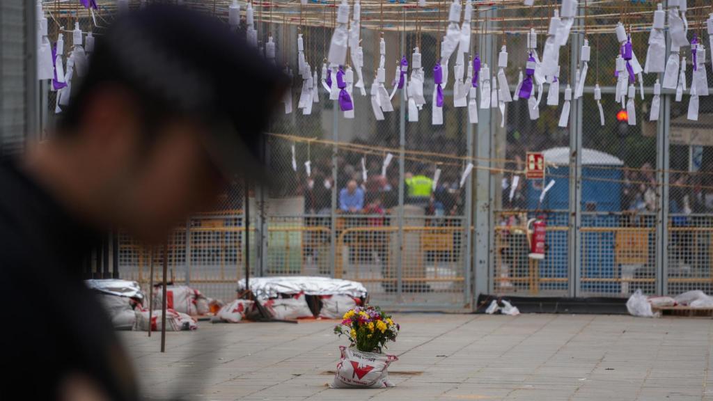 Valencia homenajea en la 'mascletà' de este viernes al pirotecnico Pedro Luis Sirvent, fallecido en una explosión en su empresa. EE
