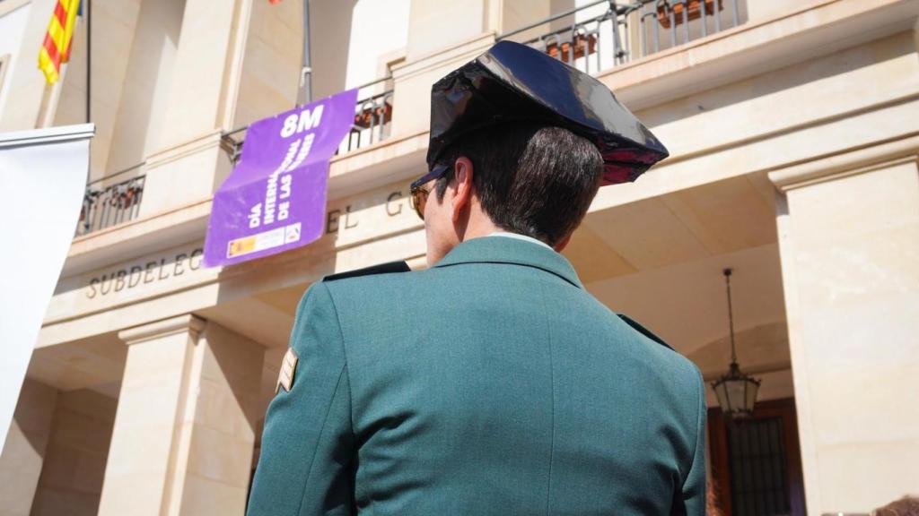 Una agente en el acto por el 8M en Alicante.