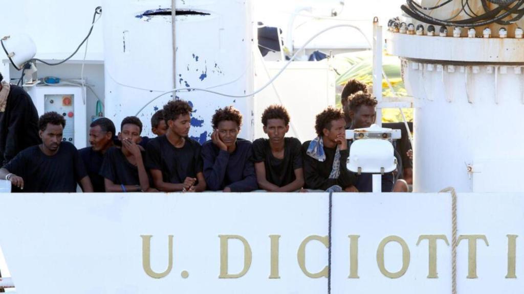 Algunos de los más de 150 inmigrantes retenidos durante diez días en verano de 2018 ante la negativa de Matteo Salvini para desembarcar en el puerto siciliano de Catania, en Silicia.