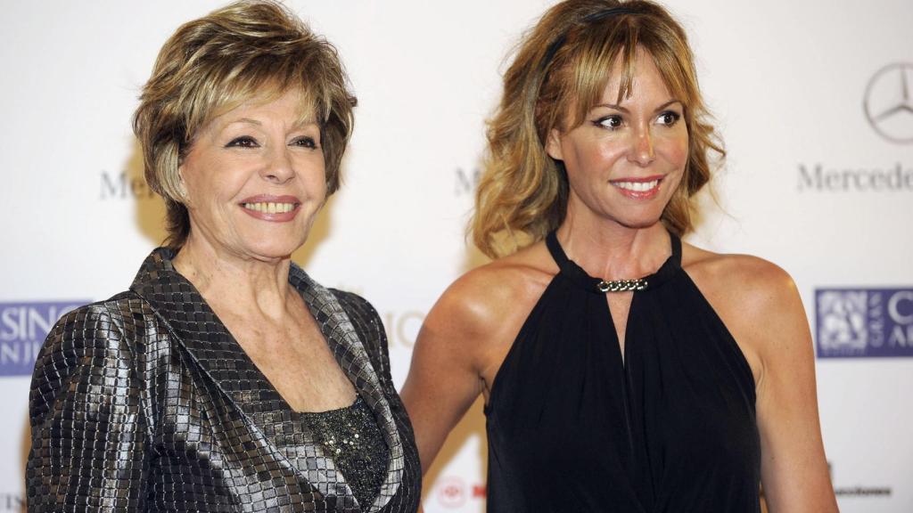 Lara Dibildos, con su madre, Laura Valenzuela, en la gala de los Premios Iris, en 2013.