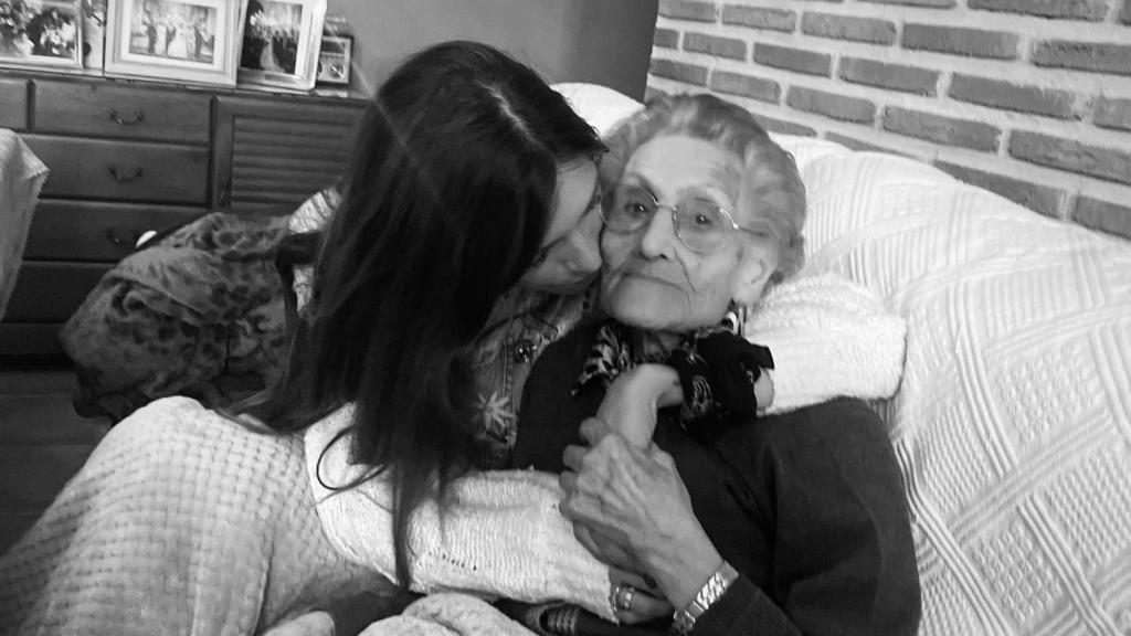 Sara Carbonero besando a su abuela materna, Máxima, en una imagen de sus redes.