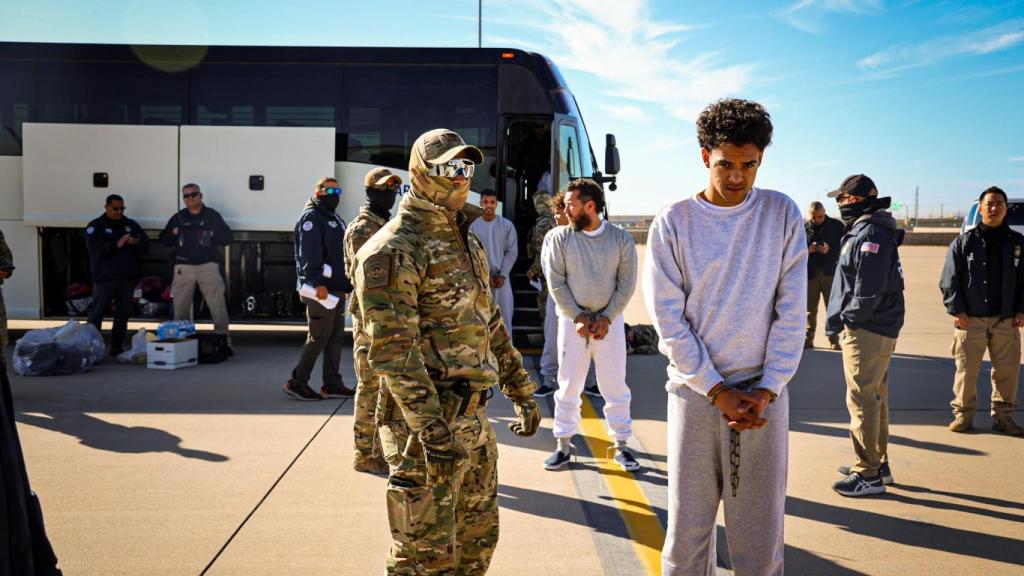 Migrantes llevados a la base de Guantánamo.