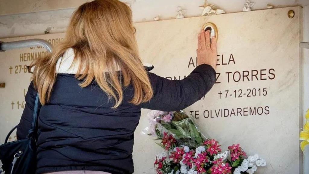 Imagen de archivo de una familiar ante una sepultura en el cementerio de Logroño