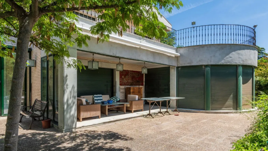 Dos de las tres terrazas con las que cuenta la casa.