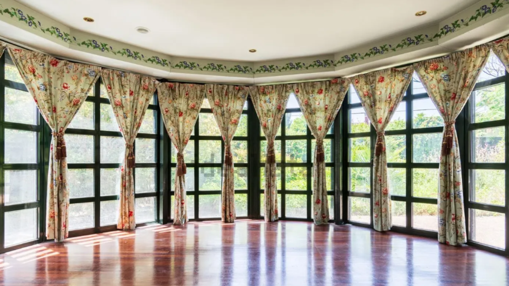 El interior de una de las grandes y luminosas salas con las que cuenta el domicilio.