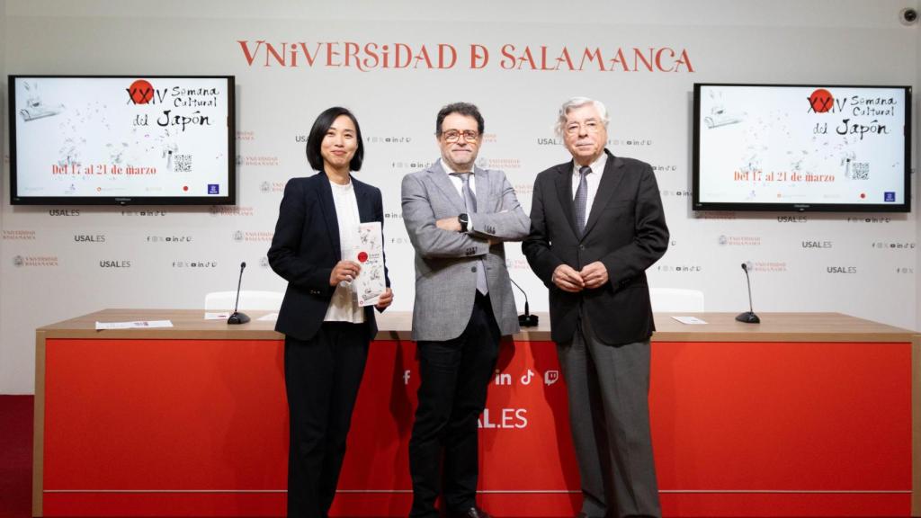 Chihiro Sugiyama, asesora cultural del CCHJ; José Abel Flores, director del CCHJ; y Román Álvarez, presidente del jurado de Haikugráfica