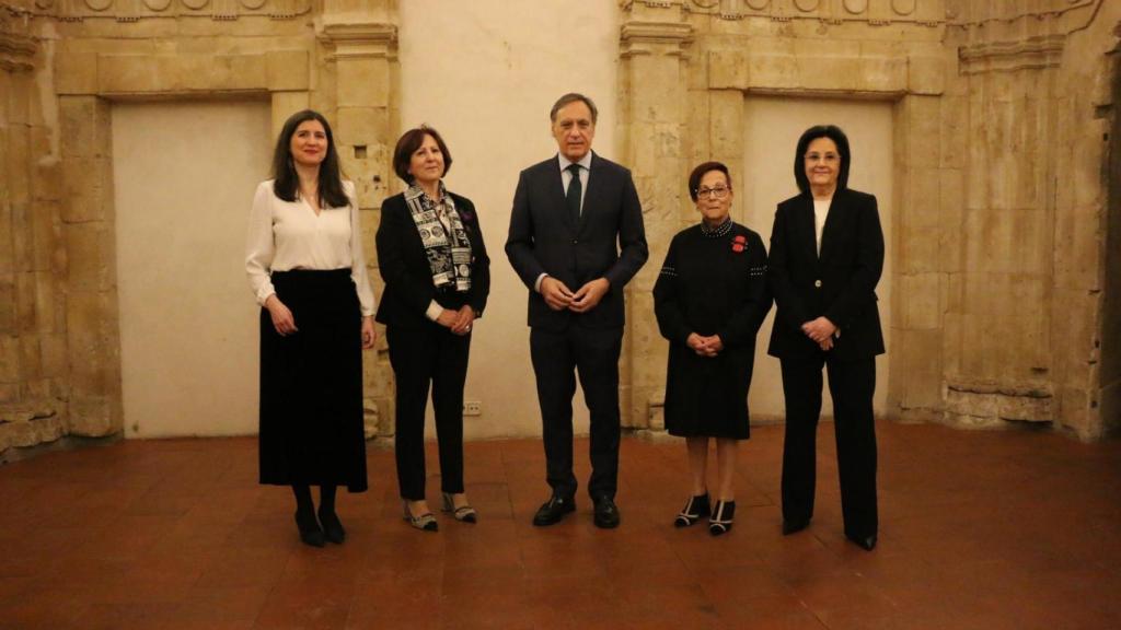 El alcalde de Salamanca, Carlos García Carbayo, junto a la concejala de Igualdad, Miryam Rodríguez, y Ascensión Iglesias Redondo, Patrocinio Rodríguez Pedraza y Teresa Peramato Martín