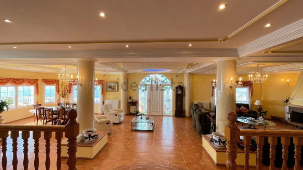 La vivienda tiene un amplio salón.