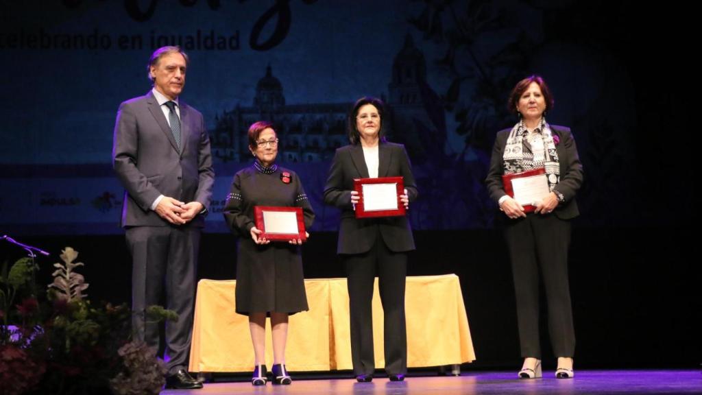 El alcalde, junto a las mujeres reconocidas en Salamanca