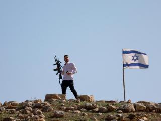 Un hombre, cerca de la escena de un ataque a tiros en el valle del Jordán, en Cisjordania.