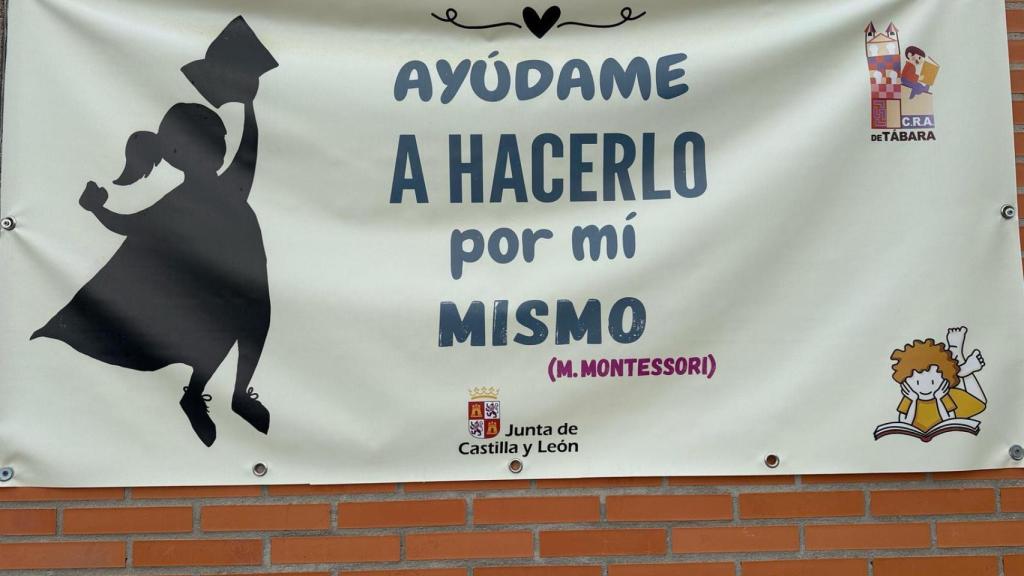 Un cartel en la entrada del CRA de Tábara