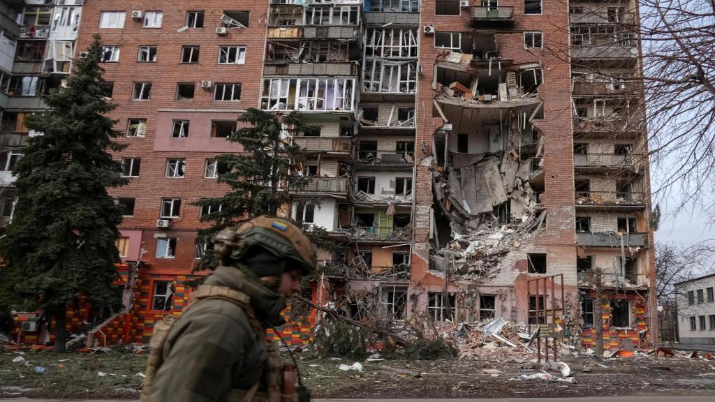 Un militar ucraniano patrulla ante un edificio residencial dañado por los ataques rusos en Pokrovsk, en primera línea del frente.