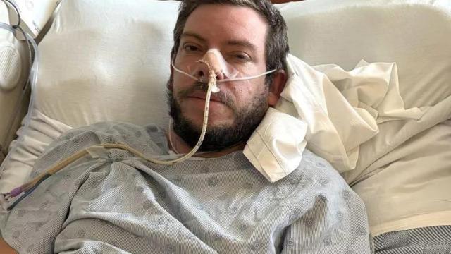 Ian Applegate fue hospitalizado por un ictus causado por un estornudo.