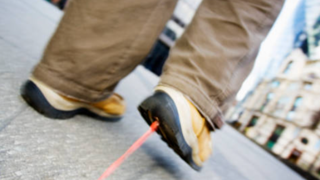 Un chicle pegado a una zapatilla.