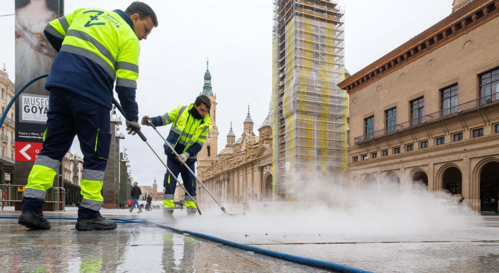 Uno de los equipos de limpieza del Ayuntamiento limpiando chicles de la acera de la plaza del Pilar, en Zaragoza.