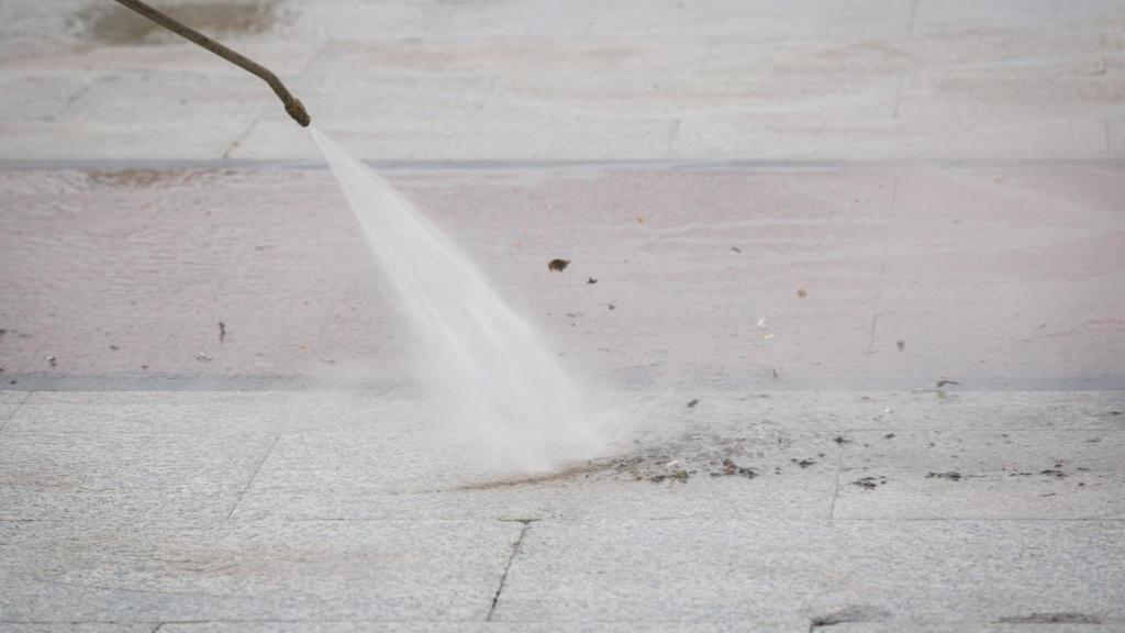 La limpieza de chicles con agua a presión.