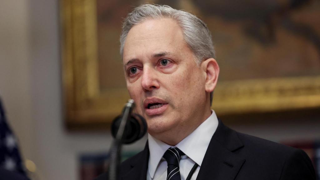 David Sacks, zar de la inteligencia artificial y las criptomonedas , habla en la Sala Roosevelt de la Casa Blanca.