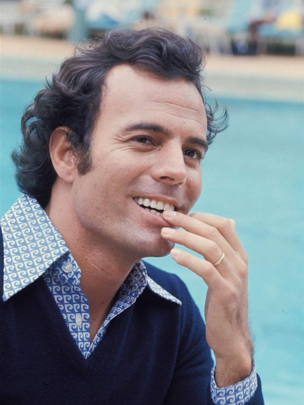 Julio Iglesias.