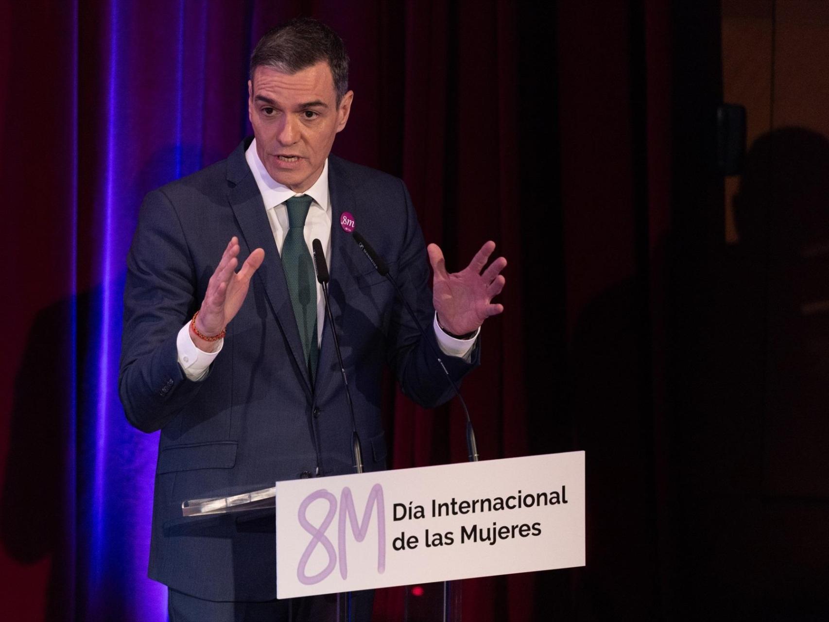 Pedro Sánchez, durante la clausura del acto institucional con motivo del 8M en el Museo del Prado, este viernes.