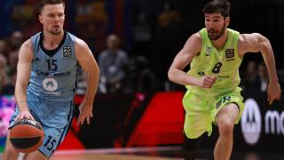 Hermannsson conduce el balón presionado por Darío Brizuela.