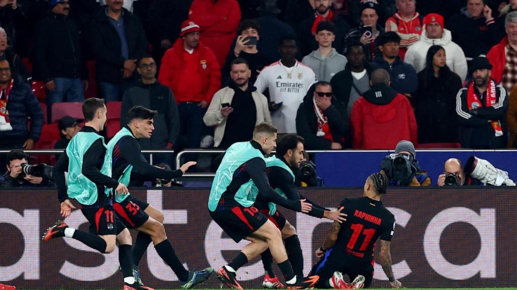 Los suplentes del Barça celebran el gol de Raphinha ante el Benfica en Champions.