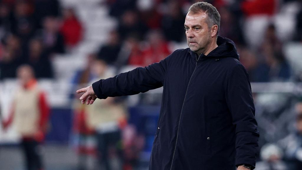 Hansi Flick da instrucciones a sus jugadores en el partido ante el Benfica.