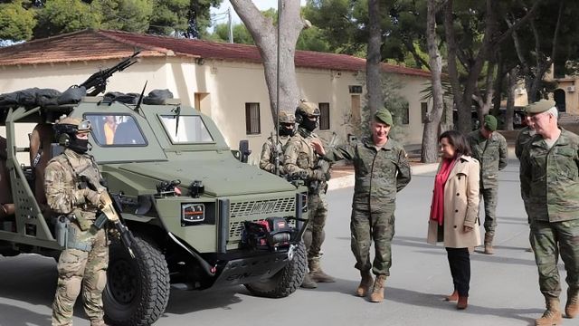 La ministra de Defensa, Margarita Robles, en una visita anterior al acuartelamiento Alferez Rojas Navarrete.