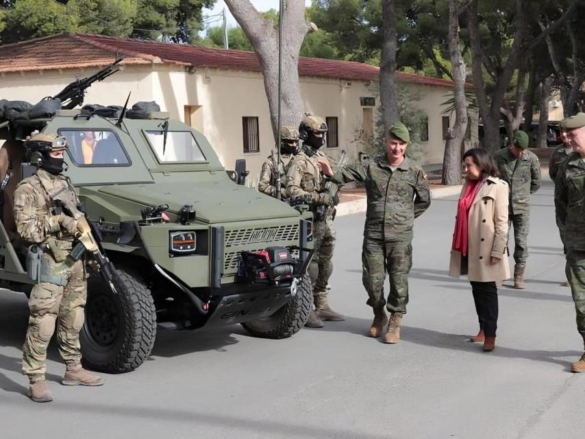 La ministra de Defensa, Margarita Robles, en una visita al acuartelamiento Alferez Rojas Navarrete.