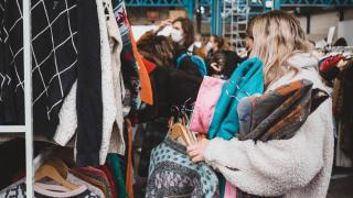 Ya es oficial: abre un nuevo mercadillo de ropa vintage cerca de Alicante con precios de escándalo