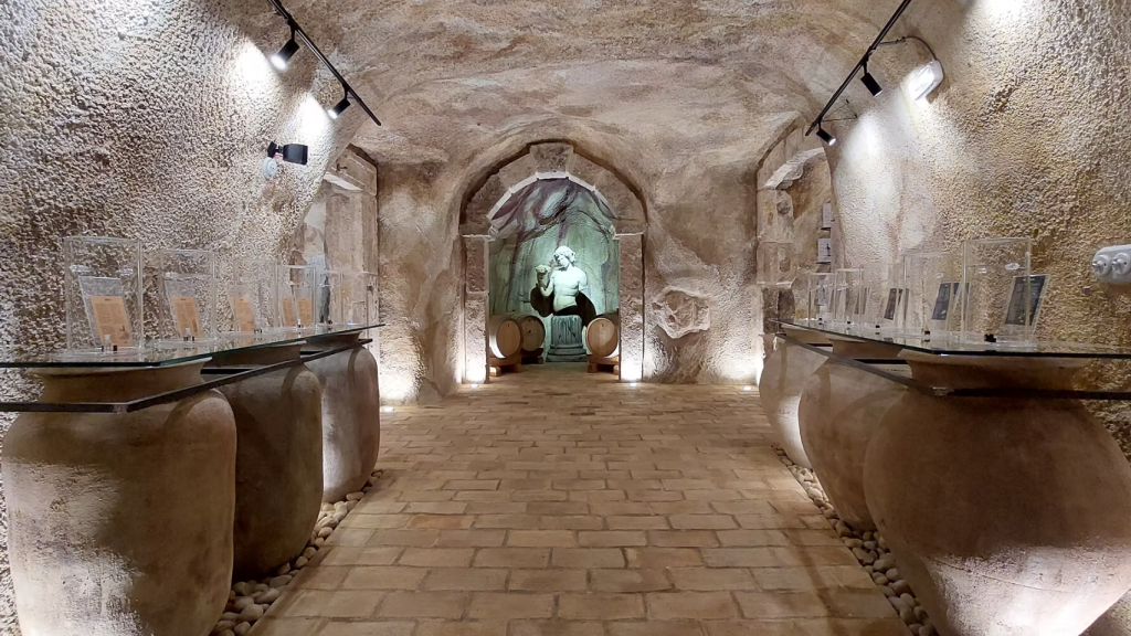 Interior de la Cueva de Baco Wines