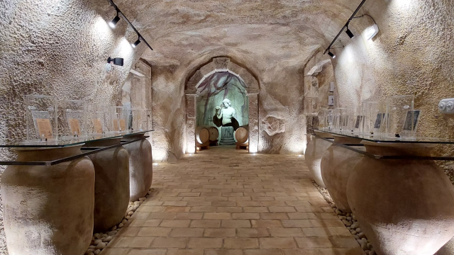 Interior de la Cueva de Baco Wines