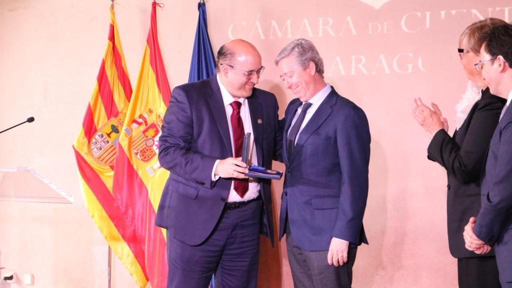 Un emocionado Alfonso Peña recibe la Medalla de la Cámara de Cuentas de Aragón