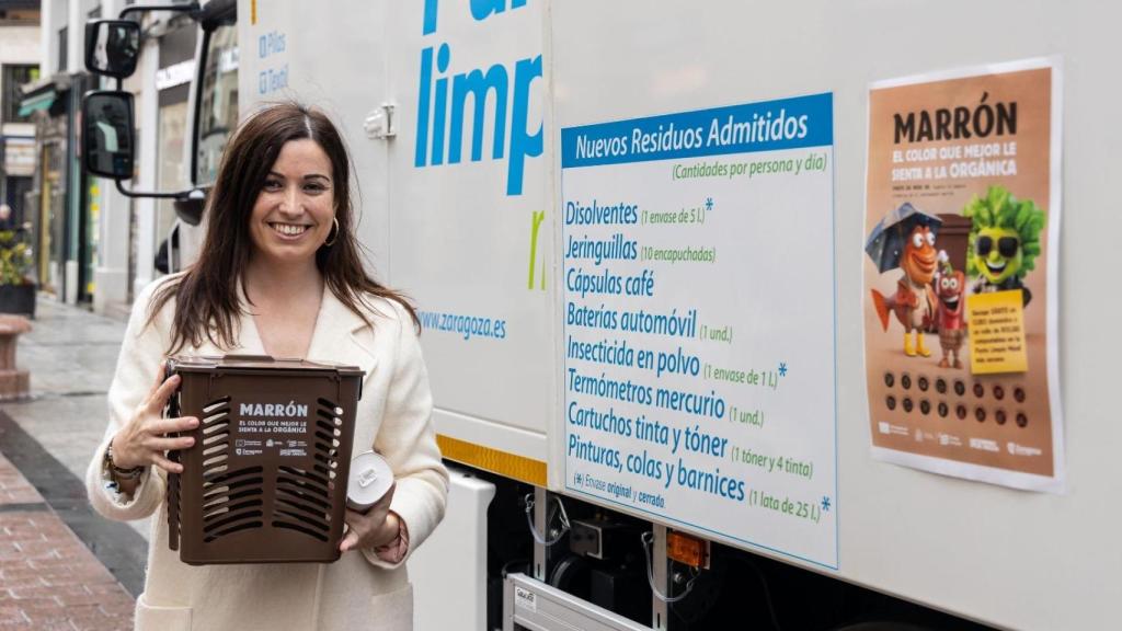 La concejala Tatiana Gaudes, con uno de los cubos que han comenzado a repartirse.