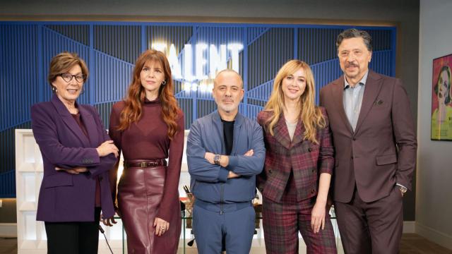 Fiorella Faltoyano, Manuela Velasco, Javier Gutiérrez, Marta Hazas y Carlos Bardem en 'La Agencia'.