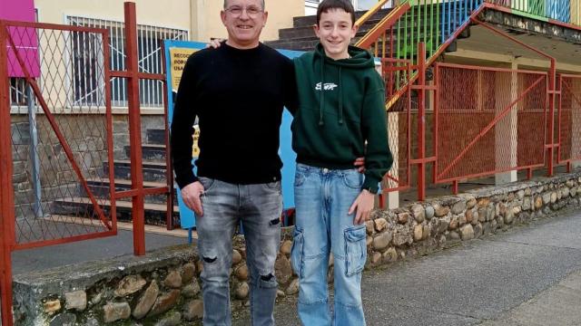 Juan Carlos con su hijo frente al CEIP María Luisa Ucieda Gavilanes del municipio leonés de Toral de los Vados