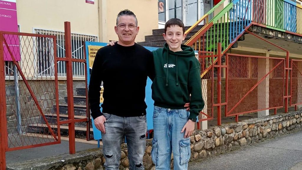 Juan Carlos con su hijo frente al CEIP María Luisa Ucieda Gavilanes del municipio leonés de Toral de los Vados