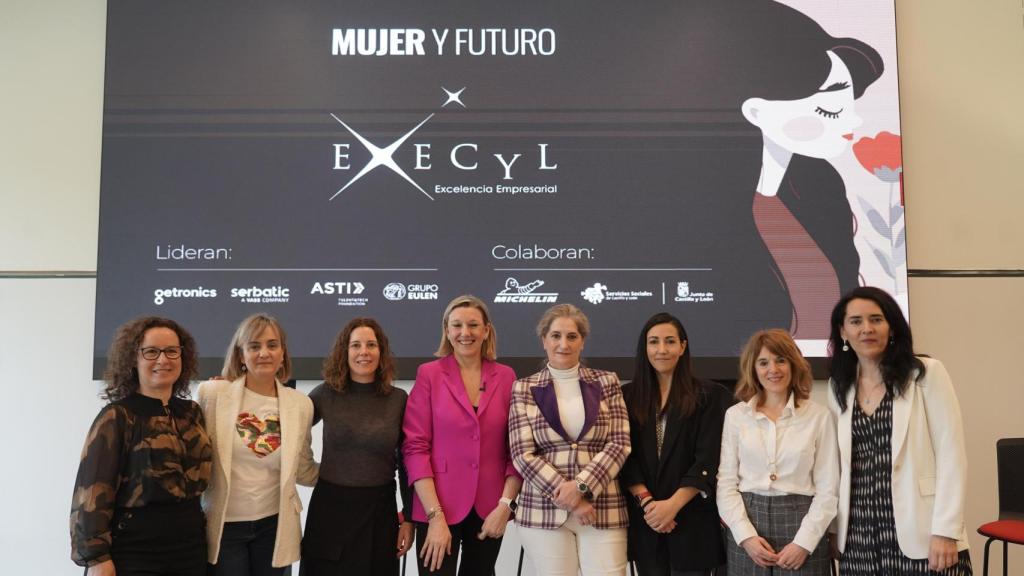 De izquierda a derecha: la fundadora de El Factor Humano, Mónica García; la directora de EL ESPAÑOL - Noticias de Castilla y León, Silvia García; la commercial area specialist de Hiperbaric, María Barreal; la vicepresidenta de la Junta y consejera de Familia e Igualdad de Oportunidades, Isabel Blanco; la directora de Michelin España y Portugal, María Paz Robina;  la directora de Execyl, Susana Aguado; la directora de zona de Laboral Kutxa, Eva Morón; y la directora de gestión de proyectos de Getronics, María José Anselmo