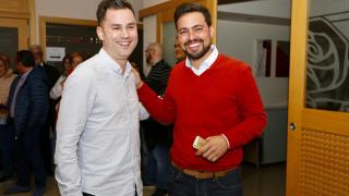 El secretario general del PSOE de León y candidato a la reelección, Javier Alfonso Cendón, y su rival en las primarias del partido, Diego Moreno, en una imagen de archivo